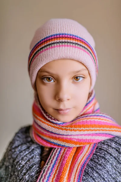 Niña hermosa en sombrero de invierno y bufanda —  Fotos de Stock