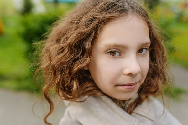 Vacker liten flicka med långt vågigt hår närbild — Stockfoto