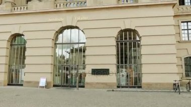 Eski Kütüphanesi'nde Bebelplatz 1 Berlin'in Mitte bölgesinde, Berlin Devlet Operası'nın karşısında bir binadır. İki bina kütüphane ve palais şimdi hukuk, Humboldt Üniversitesi Fakültesi merkezi bulunmaktadır.