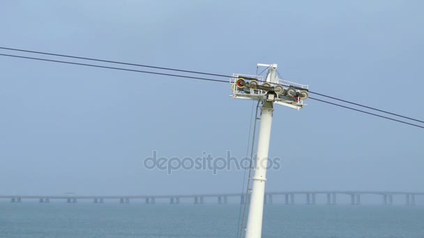 Timelapse : ropeway près de Vasco da Gama Tower, est une tour en treillis de 145 m avec gratte-ciel à Lisbonne, Portugal, construit sur le Tage, nommé d'après l'explorateur, qui devait arriver en Inde par la voile, en 1498 . — Video