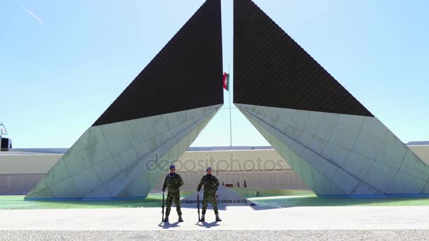 LISBONNE, PORTUGAL - 27 MARS 2016 : Monument aux soldats - Monument aux combattants outre-mer (Monumento Aos Combatentes Do Ultramar) à Belem, Lisbonne, Portugal . — Video