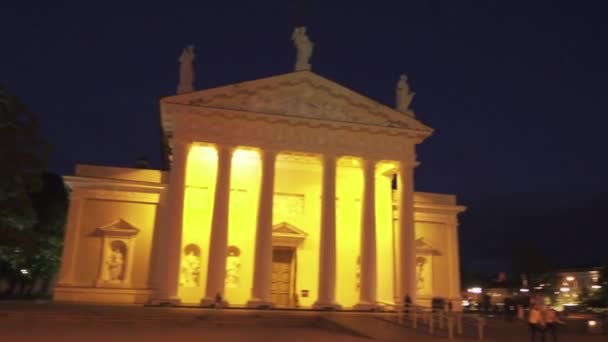 Kathedraal van Vilnius is belangrijkste rooms-katholieke kathedraal van Litouwen. Het is gelegen in de oude stad van Vilnius, vlak bij het Domplein. Gewijd aan de heiligen Stanislaus en Ladislaus. — Stockvideo