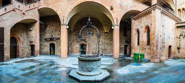 宫重恩佐是在意大利博洛尼亚的宫殿 — 图库照片