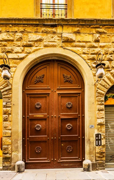Όμορφη τεράστια ξύλινη πόρτα σε Φλωρεντία — Φωτογραφία Αρχείου