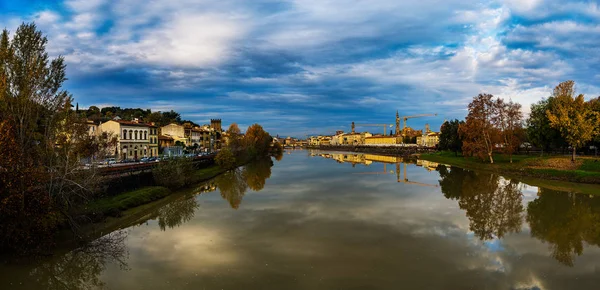 フィレンツェのアルノ川の背景上のパノラマ — ストック写真