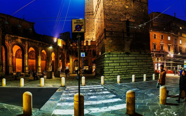 Piazza di Porta Ravegnana in Bologna, Italy — Stockfoto