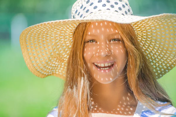 Hermosa adolescente en sombrero de ala ancha — Foto de Stock