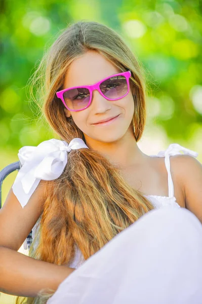 Hermosa adolescente en vestido blanco —  Fotos de Stock