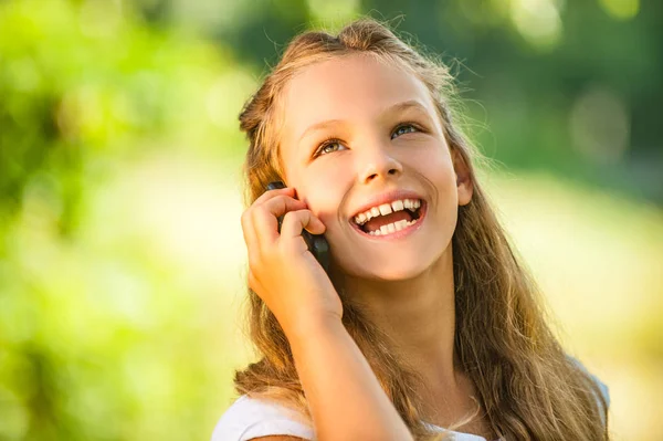 Tonårig flicka talar i mobiltelefon — Stockfoto