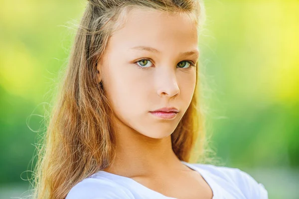 Triste adolescente menina em blusa branca — Fotografia de Stock