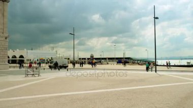 Praca do Comercio (Ticaret Meydanı) Portekiz 'in Lizbon şehrinde yer almaktadır. Tagus nehrinin kıyısında yer alan meydan hala Terreiro do Paco olarak bilinir..