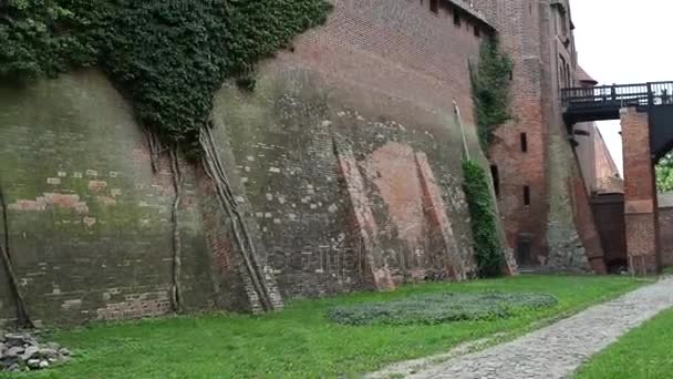 Burg teutonischer Ordnung in Malbork ist flächenmäßig die größte Burg der Welt. es wurde in marienburg, preußen von teutonischen rittern in form einer ordensburg-festung erbaut. — Stockvideo