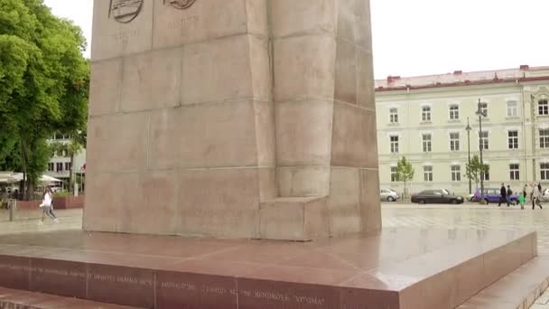 Monumento Gediminas em Vilnius, Lituânia. Gediminas foi grão-duque da Lituânia de 1315 ou 1316 até sua morte. . — Vídeo de Stock