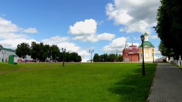 St. Sergius Trinity lávra je nejdůležitější ruské kláštera a duchovním centrem ruské pravoslavné církve. Klášter se nachází ve městě Sergiyev Posad, Ruská federace. — Stock video