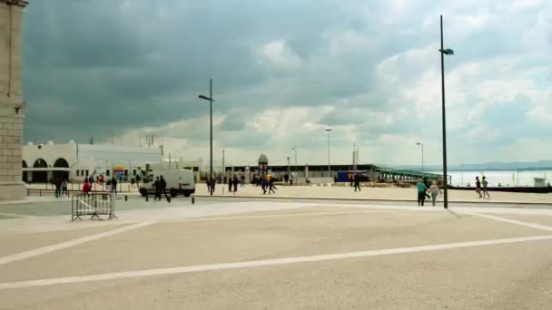 Praca do Comercio (Handelsplein) ligt in Lissabon, Portugal. Gelegen in de buurt van de rivier Taag, plein is nog steeds algemeen bekend als Terreiro do Paco. — Stockvideo