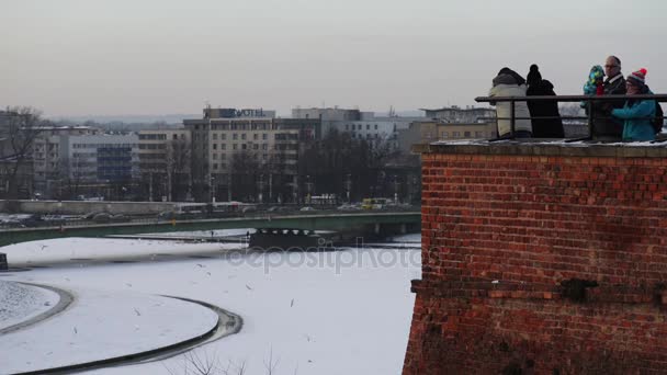 Θέα από την Κρακοβία χειμώνα στον ποταμό Βιστούλα. Κρακοβία είναι η δεύτερη μεγαλύτερη και μία από τις αρχαιότερες πόλεις στην Πολωνία. Βρίσκεται στον ποταμό Βιστούλα (Βίσλα) στην περιοχή της Μικράς Πολωνίας. — Αρχείο Βίντεο