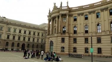 Eski Kütüphanesi'nde Bebelplatz 1 Berlin'in Mitte bölgesinde, Berlin Devlet Operası'nın karşısında bir binadır. İki bina kütüphane ve palais şimdi hukuk, Humboldt Üniversitesi Fakültesi merkezi bulunmaktadır.