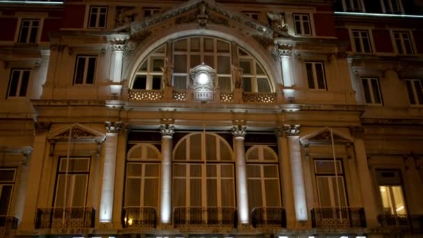 Отель Avenida Palace на площади Ферадорес в Лисбоне, Португалия. Памятник был спроектирован Антонио Томасом да Фонсека и установлен в 1886 году . — стоковое видео