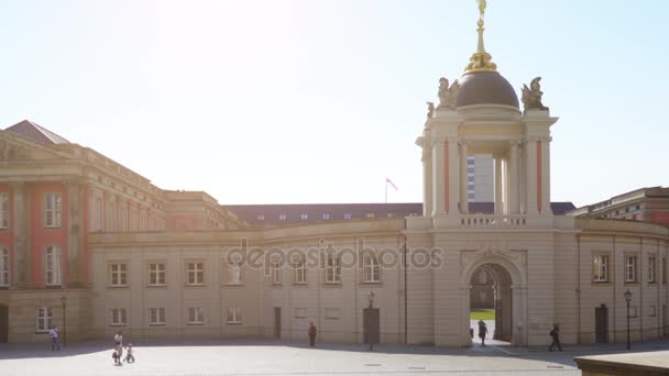 Jogo Fortuna e Pátio interno público do edifício do parlamento. Landtag de Brandemburgo (Parlamento do Estado de Brandemburgo) é uma legislatura unicameral do estado de Brandemburgo em Potsdam, Alemanha . — Vídeo de Stock