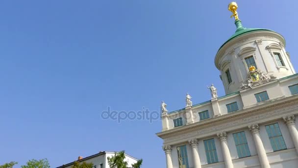 在波茨坦的圣尼古拉斯教堂是福音派路德教会在旧市场广场 （市集），德国。古典主义风格的建筑的中央计划是由卡尔 · 弗里德里希宅院建造计划. — 图库视频影像
