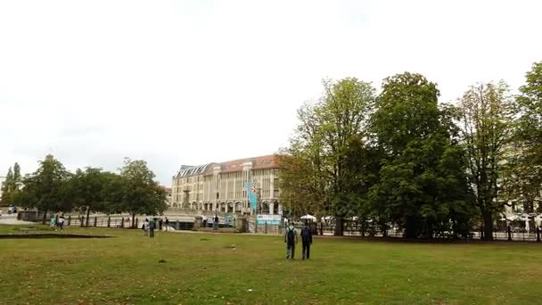 De kathedraal van Berlijn (Berliner Dom) is de korte naam voor de evangelische Supreme Parish en collegiale kerk in Berlijn, Duitsland. Het is gelegen op het Museum eiland in het stadsdeel Mitte. — Stockvideo