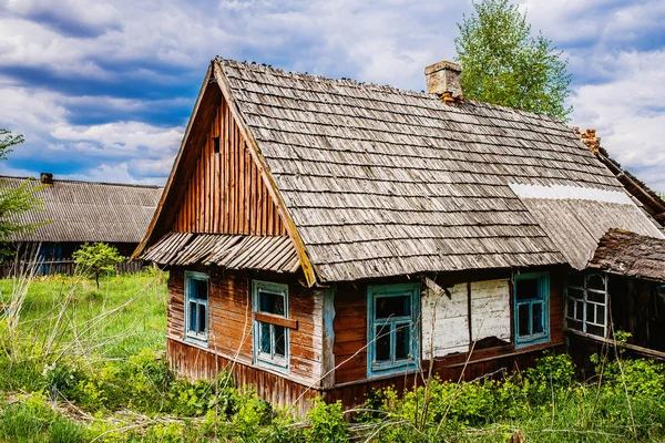 Stary drewniany dom w miejscowości — Zdjęcie stockowe