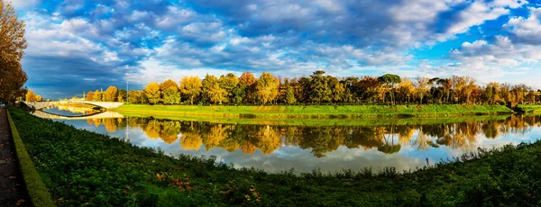 Panorama van Florence op de achtergrond van de rivier Arno — Stockfoto