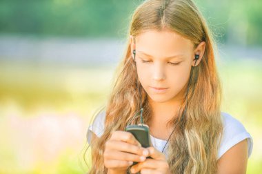 kız öğrenci mp3 çalar müzik dinlerken