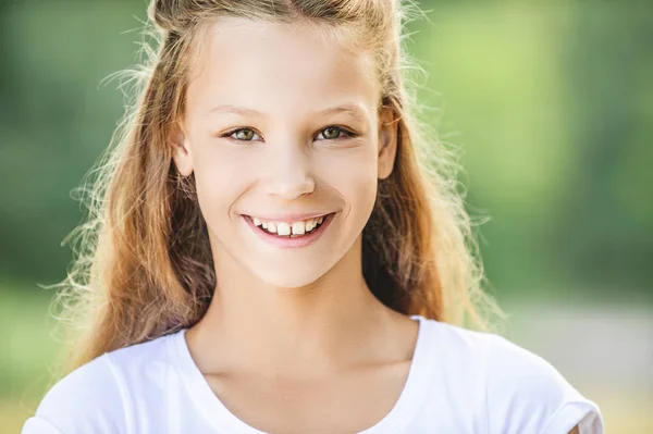 Schöne lächelnde Teenager-Mädchen in weißer Bluse — Stockfoto