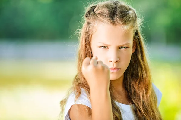 Bela jovem triste menina ameaçado punho — Fotografia de Stock