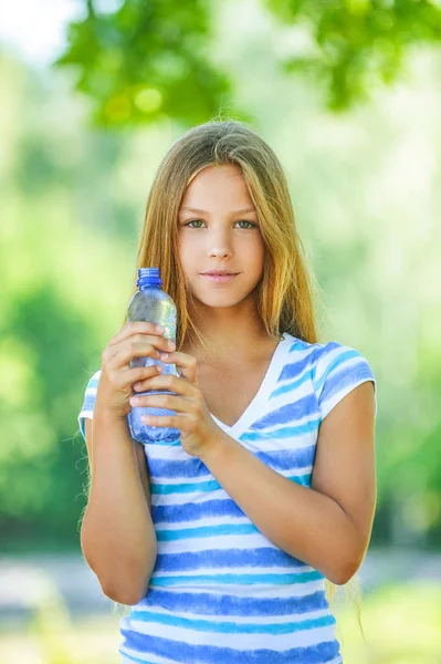 Tizenéves lány vízzel üveg — Stock Fotó