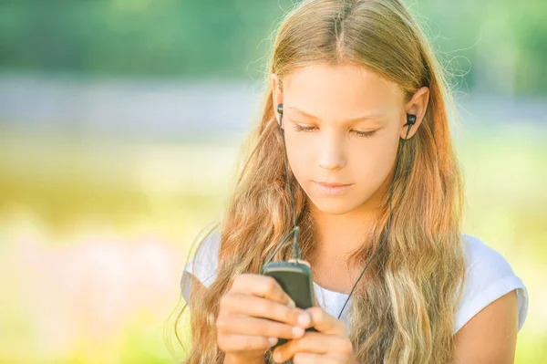 Meisje-student luisteren naar muziek op de mp3-speler — Stockfoto