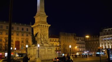 Restoratör (Monumento aos Restauradores) Lizbon, Portekiz Restauradores Meydanı'nda bulunan anıt anıtıdır. Anıt Antonio Tomas da Fonseca tarafından tasarlanmış ve 1886 yılında inşa.
