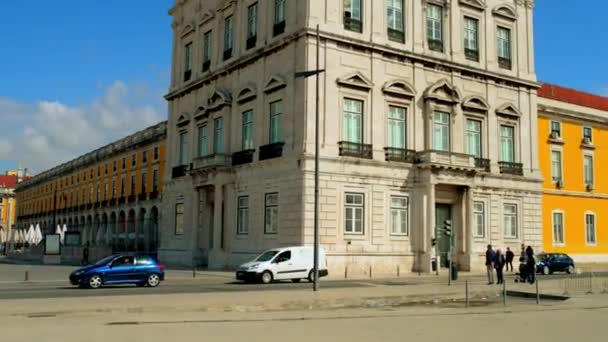Praca do Comercio (Piazza del Commercio) si trova nella città di Lisbona, Portogallo. Situato vicino al fiume Tago, piazza è ancora comunemente noto come Terreiro do Paco. — Video Stock