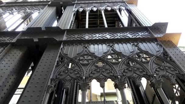 Santa Justa Lift, een afkorting voor Carmo Lift, is een lift, in Lissabon, Portugal. Gelegen aan einde van Rua de Santa Justa, do nabij de lagere straten van de Baixa met hogere Largo Carmo. — Stockvideo