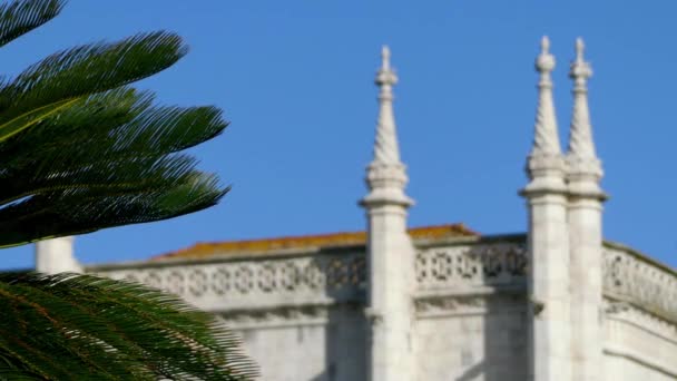 Overdracht van focus: Jeronimos Monastery of Hieronymites klooster, ligt een klooster van de orde van de Heilige Hiëronymus in de buurt van de oever van de parochie van Belem, in de gemeente Lissabon, Portugal. — Stockvideo
