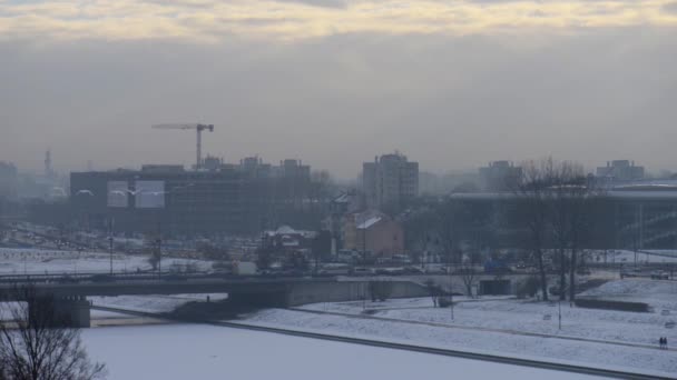 Vista del invierno Cracovia sobre el río Vístula. Cracovia es la segunda ciudad más grande y una de las más antiguas de Polonia. Situado en el río Vístula (Wisla) en la región de Polonia Menor . — Vídeo de stock