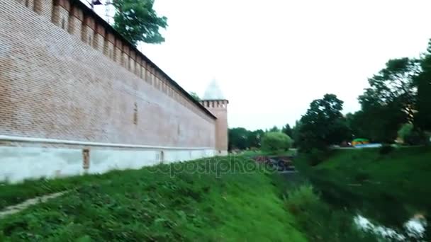 Smolensk Kremlin, Smolensk şehir merkezi Batı Rusya'da kapsayan kaledir. Kısmen korunmuş kale duvar 1595 ve 1602 (Çarlar Fyodor I Ioannovich ve Boris Godunov arasında inşa edildi). — Stok video