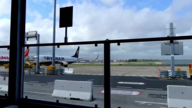 Lisbon, Portekiz - 28 Mart 2016: Lizbon Humberto Delgado da bilinen Portela Havaalanı, Havaalanı (LIS, LPAR, Aeroporto de Lisboa), uluslararası bir Havaalanı şehir, Lizbon, Portekiz içinde yer alır.