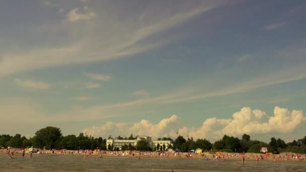 PARNU, ESTONIA - 2 JULIO 2016: playa pública en la ciudad de Estonia. Parnu es la cuarta ciudad más grande de Estonia. Situado en el suroeste de Estonia, en la costa de la bahía de Parnu, una ensenada del Golfo de Livonia en el Mar Báltico . — Vídeos de Stock