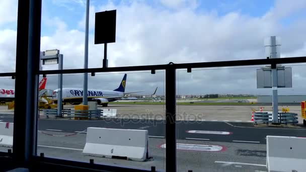 LISBONNE, PORTUGAL - 28 MARS 2016 : Aéroport Humberto Delgado de Lisbonne (LIS, LPPT, Aeroporto de Lisboa), également connu Aéroport de Portela, est un aéroport international situé dans la ville de Lisbonne, Portugal . — Video