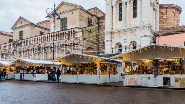 Ferrara, İtalya - 2016 25 Kasım: Noel adil doğum Via Trento - Trieste Romanesk Katedral hakkında. — Stok video
