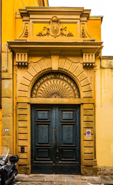 Gyönyörű masszív fából készült ajtó-Firenze — Stock Fotó