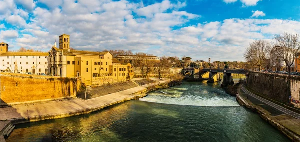 Tibre Island est la seule île du Tibre qui traverse Rome — Photo