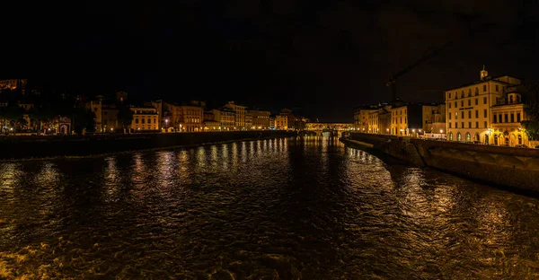Panorama de Florença no fundo do rio Arno — Fotografia de Stock
