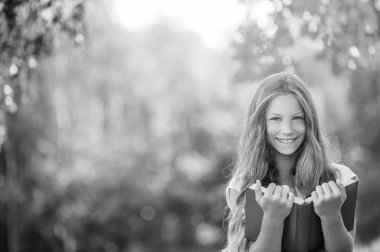 güzel kız kırmızı kitap okur