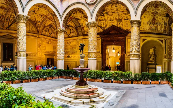 Внутрішній дворик з Putto в Палаццо Веккьо, Флоренція — стокове фото