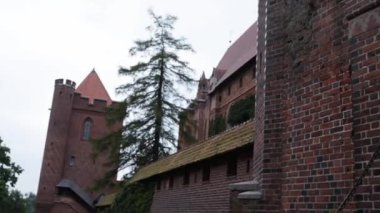 Castle, Germen sırasına göre Malbork yüzey alanı tarafından dünyanın en büyük kalesidir. Bir Ordensburg kale şeklinde Töton Şövalyeleri tarafından Marienburg, Prusya içinde inşa edilmiş.