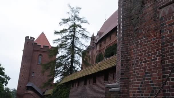 Castillo de la Orden Teutónica en Malbork es el castillo más grande del mundo por superficie. Fue construido en Marienburg, Prusia por Caballeros Teutónicos, en una forma de fortaleza de Ordensburg . — Vídeo de stock