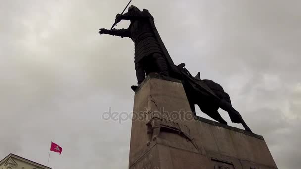 Monument Gediminas à Vilnius, Lituanie. Gediminas est grand-duc de Lituanie de 1315 ou 1316 jusqu'à sa mort. . — Video